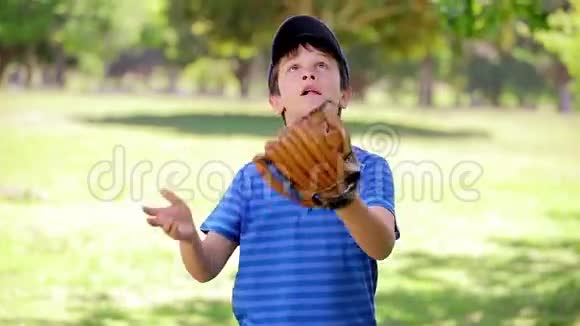 微笑的男孩玩棒球视频的预览图