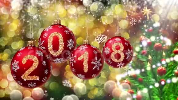 红色的球上面挂着2018年的数字挂在一棵树和一棵旋转的圣诞树的背景上三维渲染视频的预览图