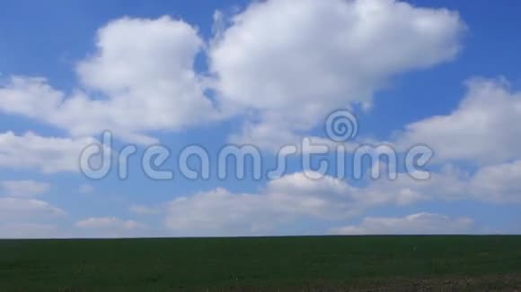 田野和蓝天白云视频的预览图