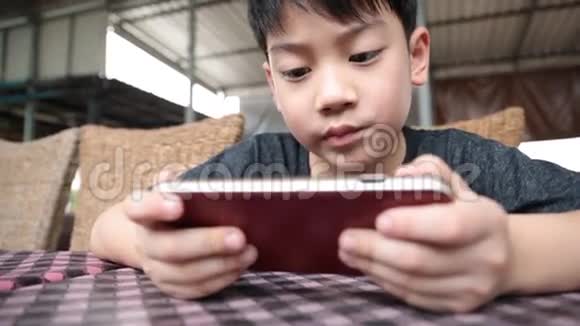 亚洲儿童一起使用数字平板电脑视频的预览图