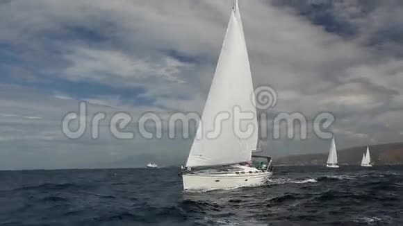 帆船参加帆船比赛航行游艇视频的预览图