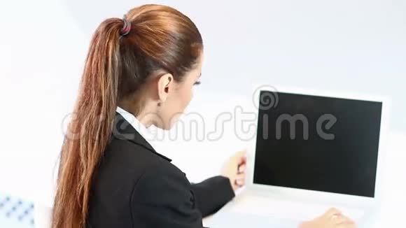 可爱的商务女性坐着视频的预览图