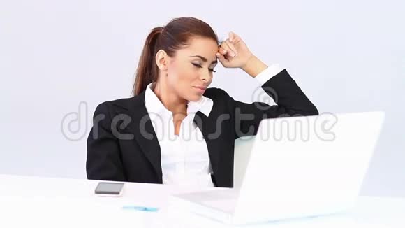 商务女性坐在办公桌前视频的预览图