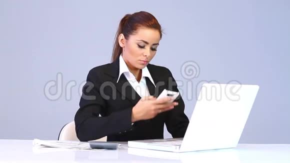 商务女性坐在办公桌前视频的预览图
