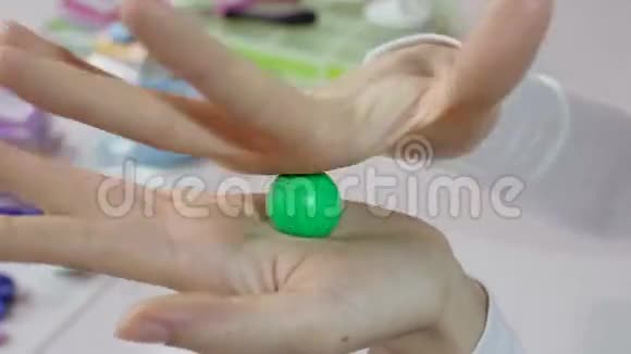 艺术家用高分子粘土制作珠宝工艺讲习班视频的预览图