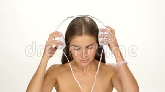 戴着耳机听着美丽的女性视频的预览图