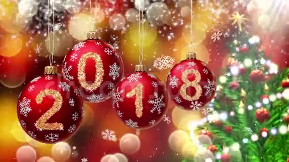 红色的球上面挂着2018年的数字挂在一棵树和一棵旋转的圣诞树的背景上三维渲染视频的预览图