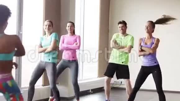 一群微笑的人在健身房或工作室跳舞视频的预览图