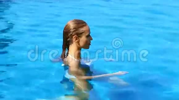 女人在游泳池里休息视频的预览图