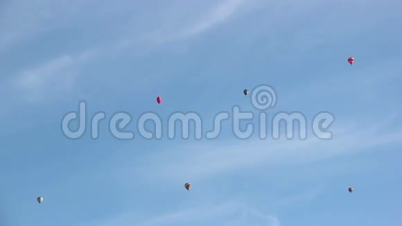 在天空中飞翔的热气球视频的预览图
