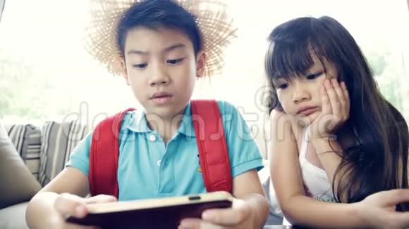 亚洲孩子一起玩智能手机视频的预览图