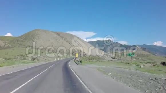 乘车前往阿尔泰山上的ChuyskyTrakt视频的预览图