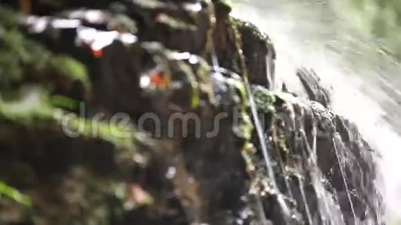 山上的瀑布自然背景视频的预览图