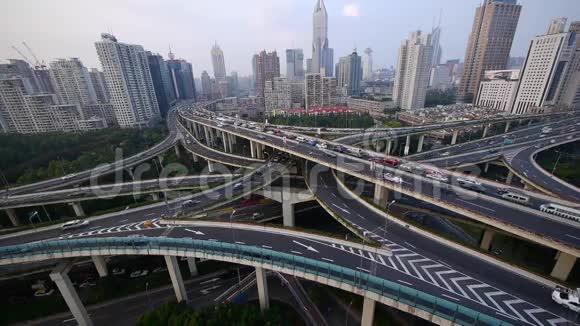 高速公路立交桥交通繁忙上海天际线航空景观视频的预览图