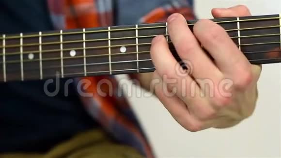 男子演奏声吉他视频的预览图
