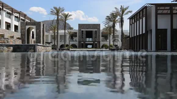 现代豪华酒店的游泳池视频的预览图