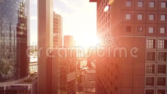 在日落的天空飞过摩天大楼视频的预览图