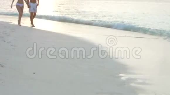 浪漫情侣漫步美丽热带海滩视频的预览图