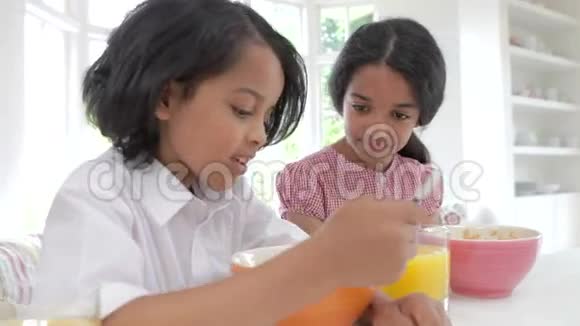孩子们在学校前在厨房吃早餐视频的预览图