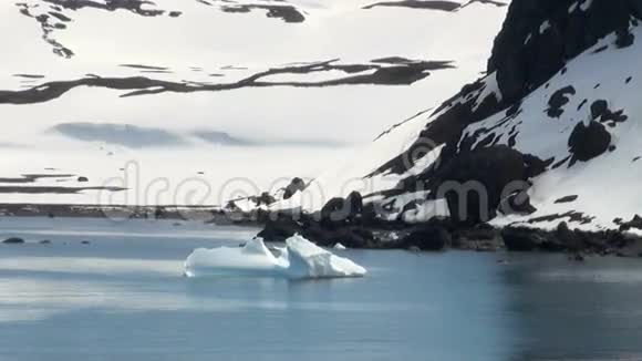 南极海岸线与冰的形成视频的预览图