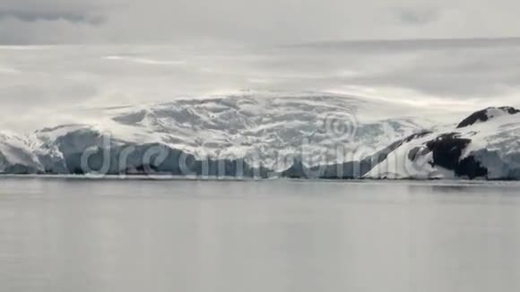 乔治王岛南极海岸线与冰形成视频的预览图
