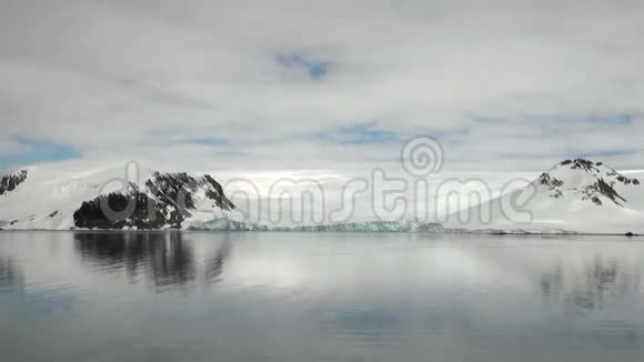 南极洲海岸线全球变暖冰的形成视频的预览图