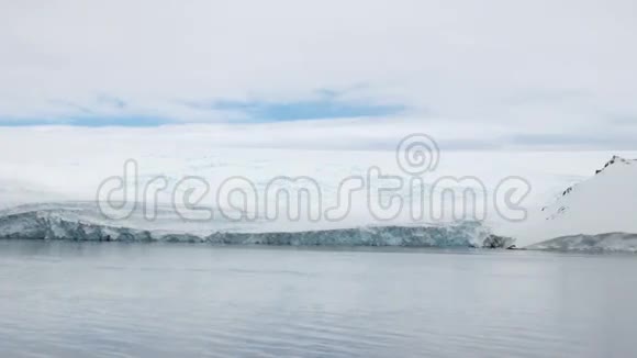 南极洲海岸线全球变暖冰的形成视频的预览图
