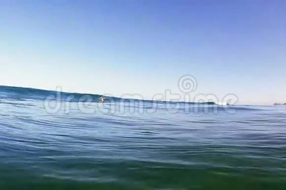 蓝色夏威夷冲浪波视频的预览图