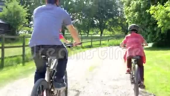 父亲和孩子在农村骑自行车视频的预览图