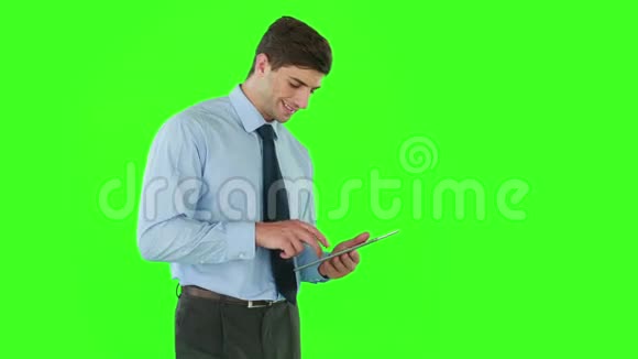 商人站着用平板电脑视频的预览图