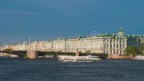 从涅瓦河观赏圣彼得堡的冬宫俄罗斯视频的预览图