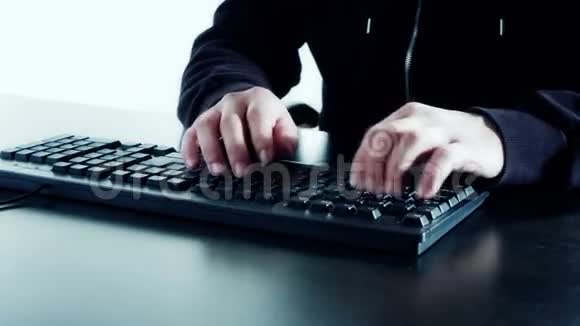黑客在黑电脑键盘上打字视频的预览图