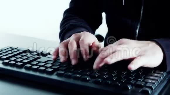 黑客用手在电脑键盘上打字视频的预览图