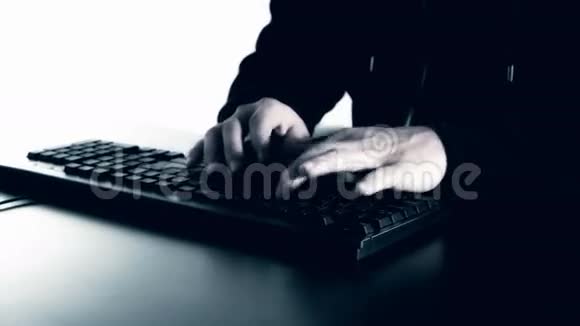 黑客在黑色电脑键盘上打字视频的预览图