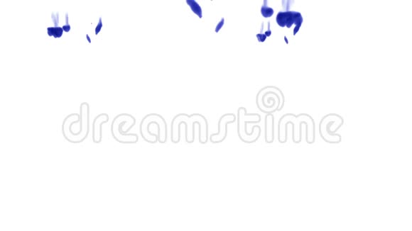 蓝色墨水在白色背景上注入水三维动画与卢马哑光作为阿尔法通道在缓慢运动使用墨水视频的预览图