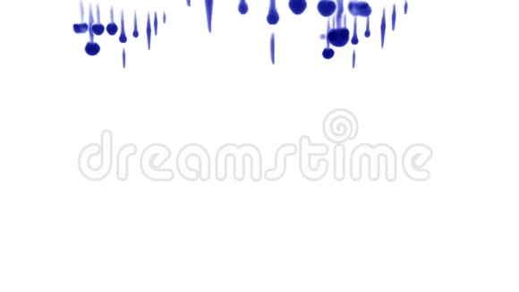 蓝色墨水在白色背景上注入水三维动画与卢马哑光作为阿尔法通道在缓慢运动使用墨水视频的预览图
