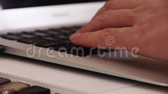 电脑识字操作员笔记本键盘视频的预览图