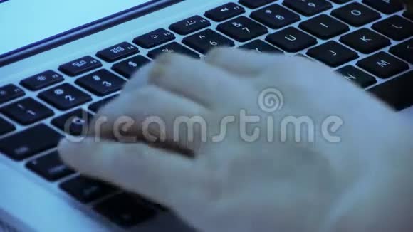 电脑照明操作员打字笔记本键盘视频的预览图