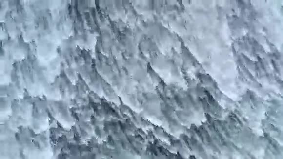 滔滔瀑布和纺锤视频的预览图