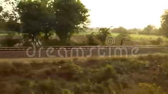 火车穿过农村地区视频的预览图