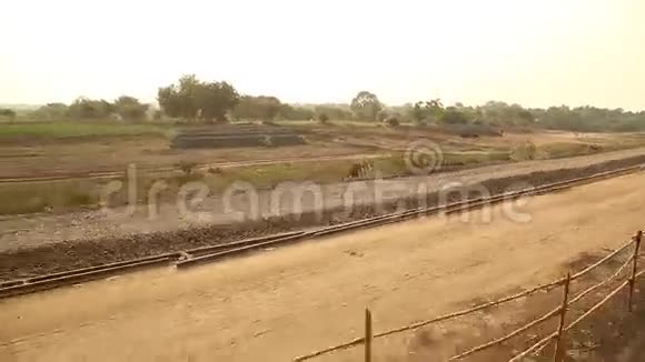 火车穿过农村地区视频的预览图
