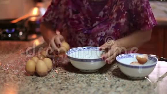 妈妈在厨房准备食物视频的预览图