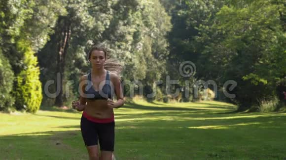 穿运动装跑步的运动女人视频的预览图