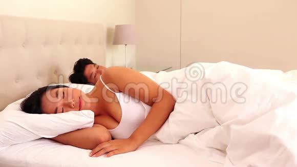 多情的情侣躺在床上视频的预览图