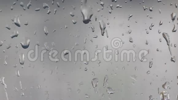 水滴顺着玻璃表面流下来视频的预览图