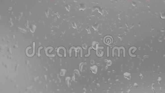 水滴顺着玻璃表面流下来视频的预览图