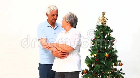 一对老夫妇在圣诞节视频的预览图