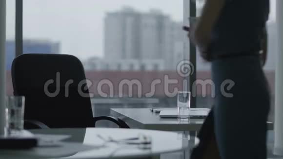 年轻的商务女性在现代办公室的笔记本电脑上工作视频的预览图
