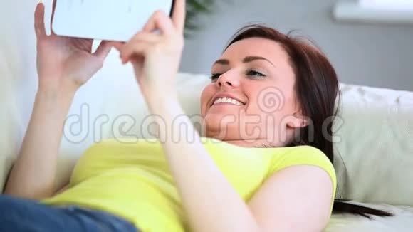 有魅力的女人躺在沙发上视频的预览图
