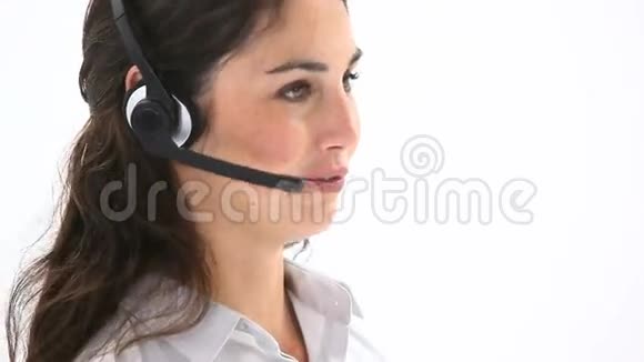 商务女性对着耳机说话视频的预览图